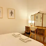 As A Local! Santos Historical 6 Bedroom Iii Lisboa